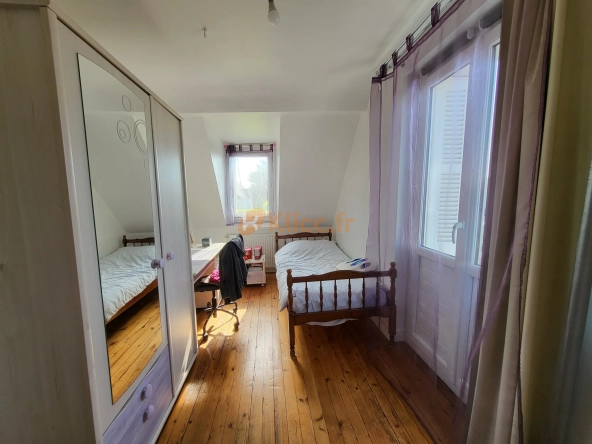 Propriété proche du centre d'Yvetot avec 4 chambres et un joli terrain 