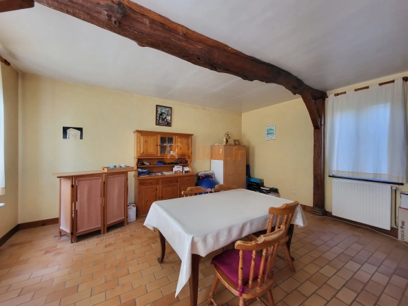 Propriété proche du centre d'Yvetot avec 4 chambres et un joli terrain 