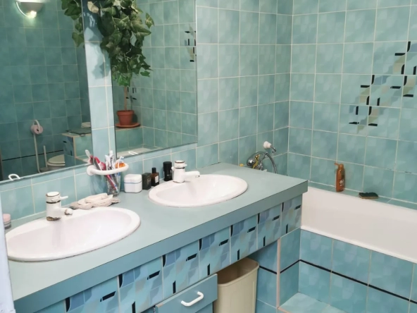 VALREAS, local commercial de 75 m2 et appartement de 135 m2. 