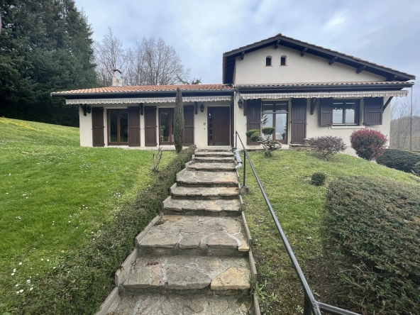 Grande maison sur terrain arboré à Meyssiez