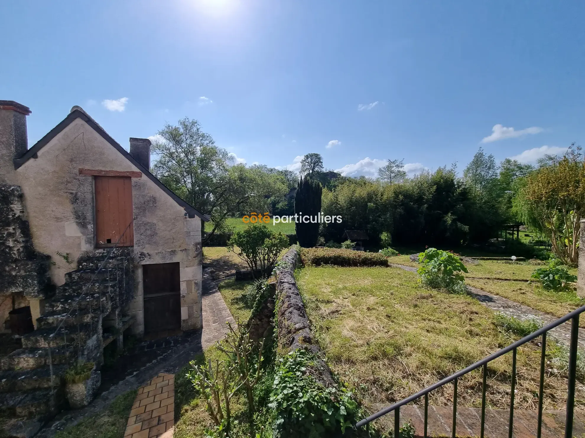 Maison de caractère au cœur du bourg de Semblancay 