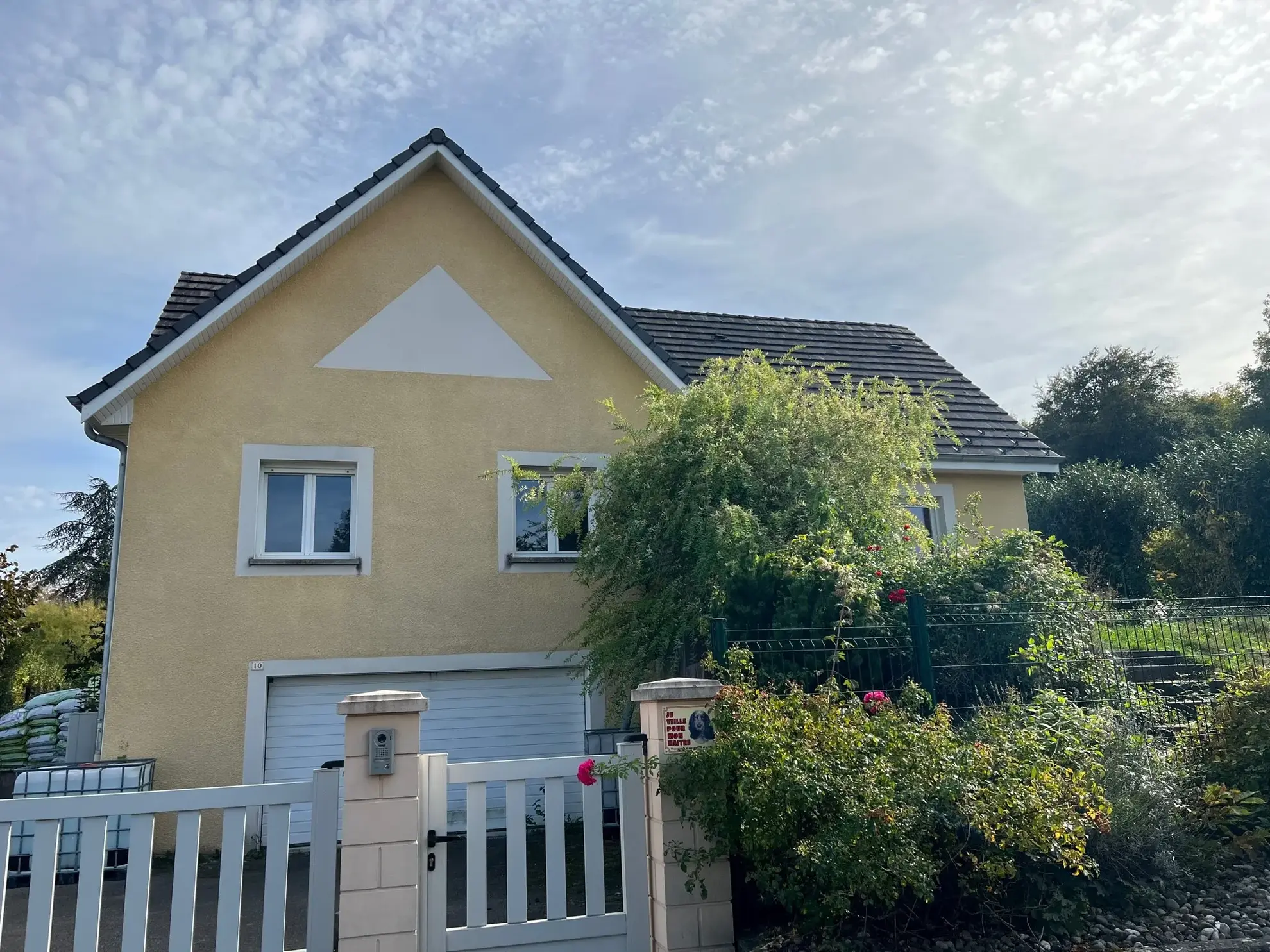 Maison à Beaucourt avec 3 chambres, salle de bains, cave, garage et panneaux solaires 