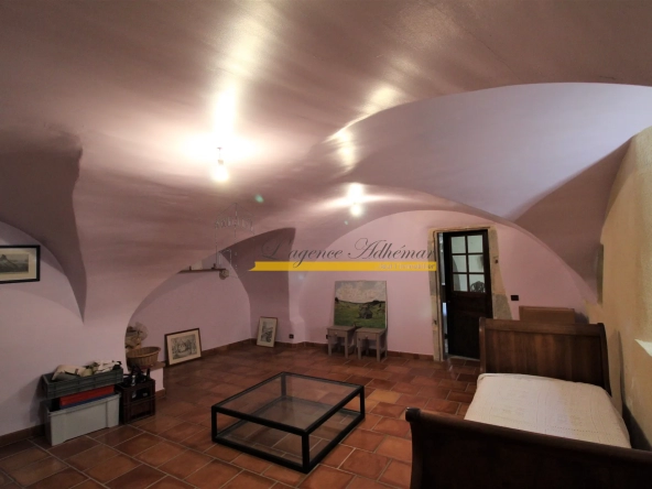 Maison de ville à Rochemaure avec terrasse, cave et garage 