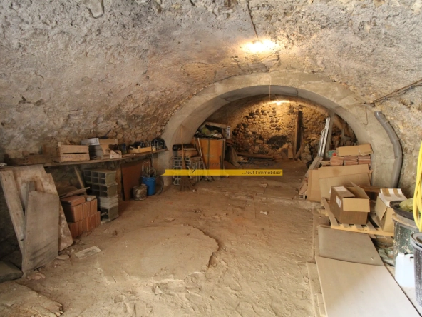 Maison de ville à Rochemaure avec terrasse, cave et garage 