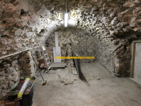 Maison de ville à Rochemaure avec terrasse, cave et garage 