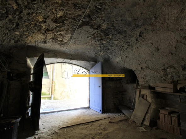 Maison de ville à Rochemaure avec terrasse, cave et garage 
