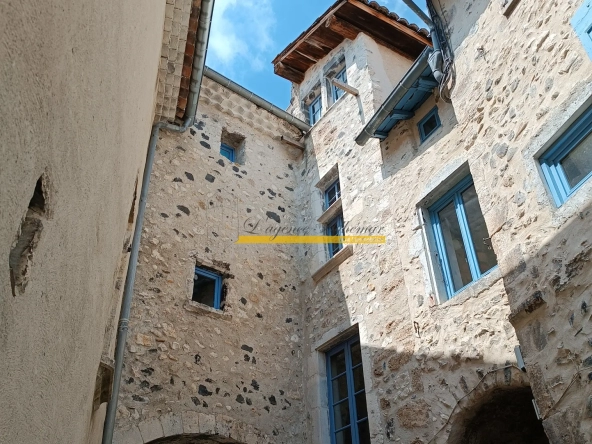 Maison de ville à Rochemaure avec terrasse, cave et garage 