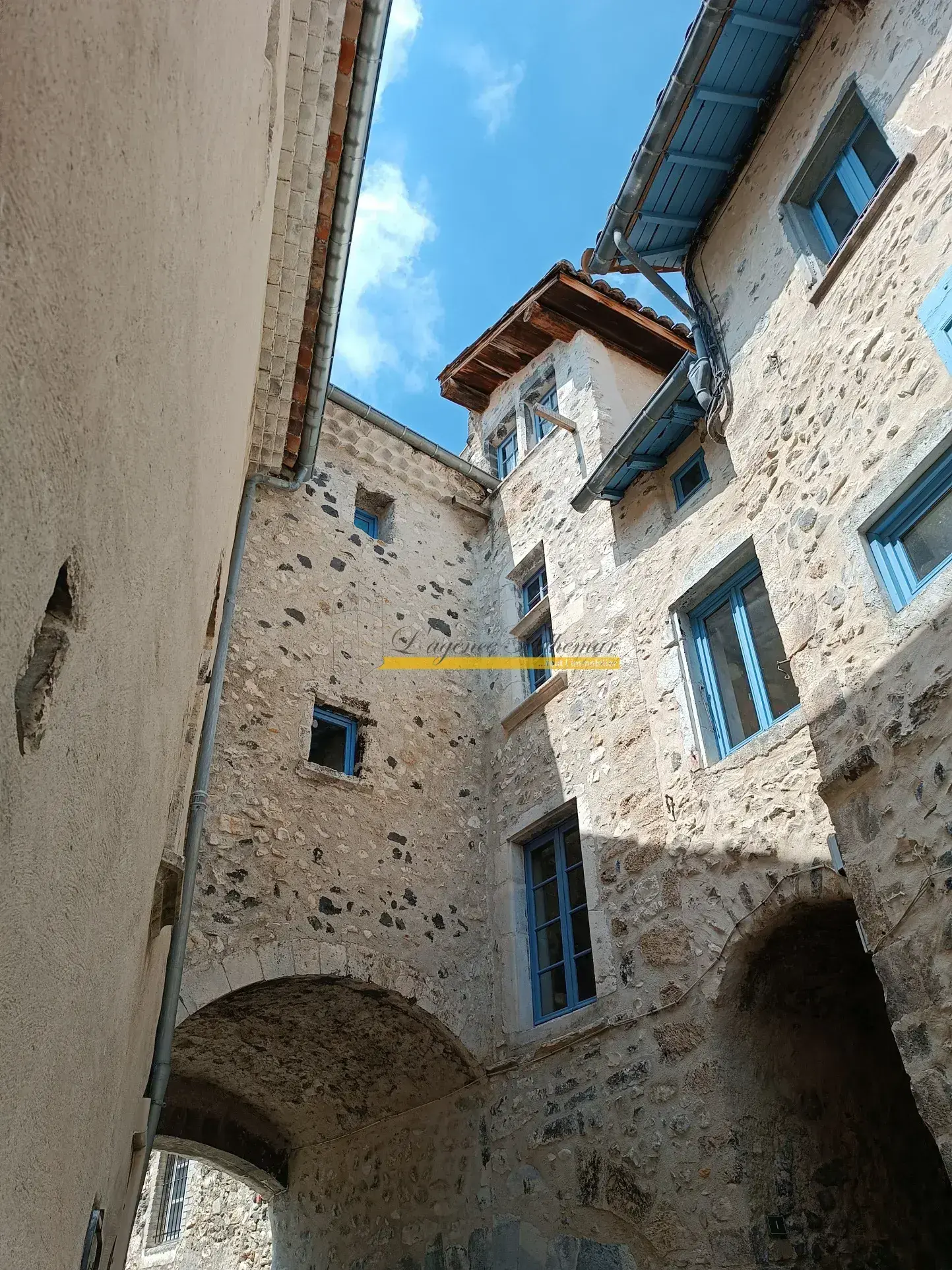 Maison de ville à Rochemaure avec terrasse, cave et garage 