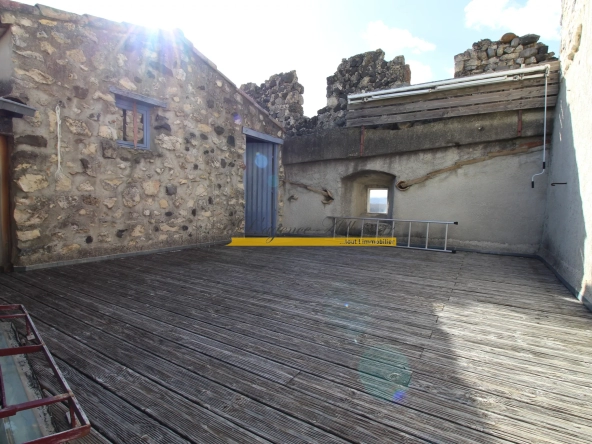 Maison de ville à Rochemaure avec terrasse, cave et garage 