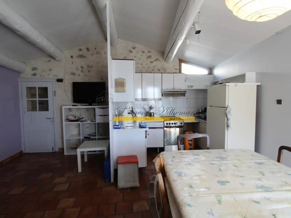 Maison de ville à Rochemaure avec terrasse, cave et garage 