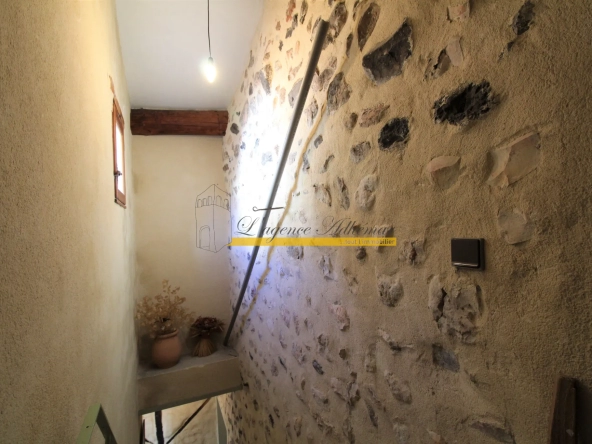 Maison de ville à Rochemaure avec terrasse, cave et garage 