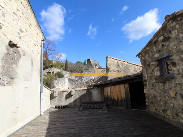 Maison de ville à Rochemaure avec terrasse, cave et garage 