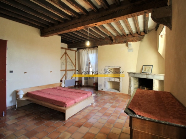 Maison de ville à Rochemaure avec terrasse, cave et garage 