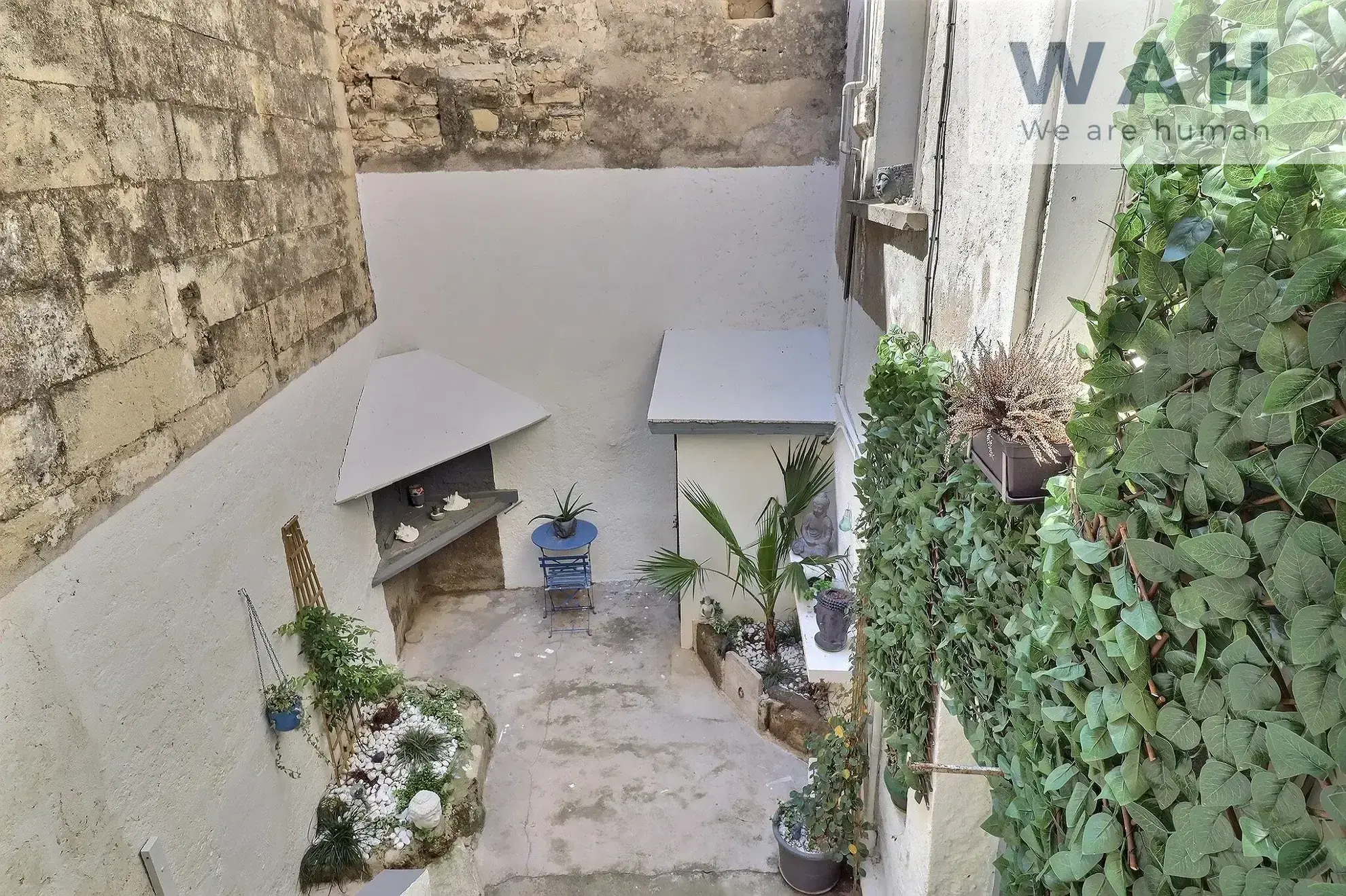 8 PIECES 193 m2 MAISON DE VILLAGE AVEC COUR AIGUES VIVES 30670 