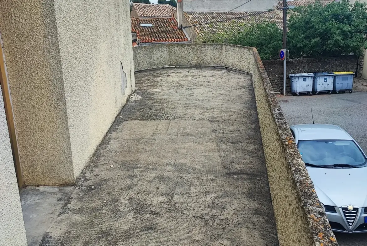 Maison de village à rénover avec garage et terrasse à La Redorte 