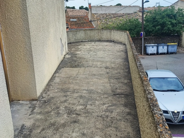 Maison de village à rénover avec garage et terrasse à La Redorte 