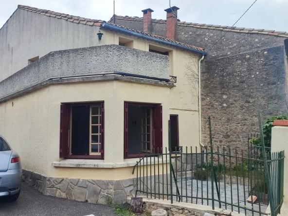 Maison de village à rénover avec garage et terrasse à La Redorte 