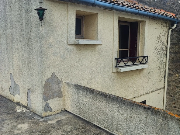 Maison de village à rénover avec garage et terrasse à La Redorte 