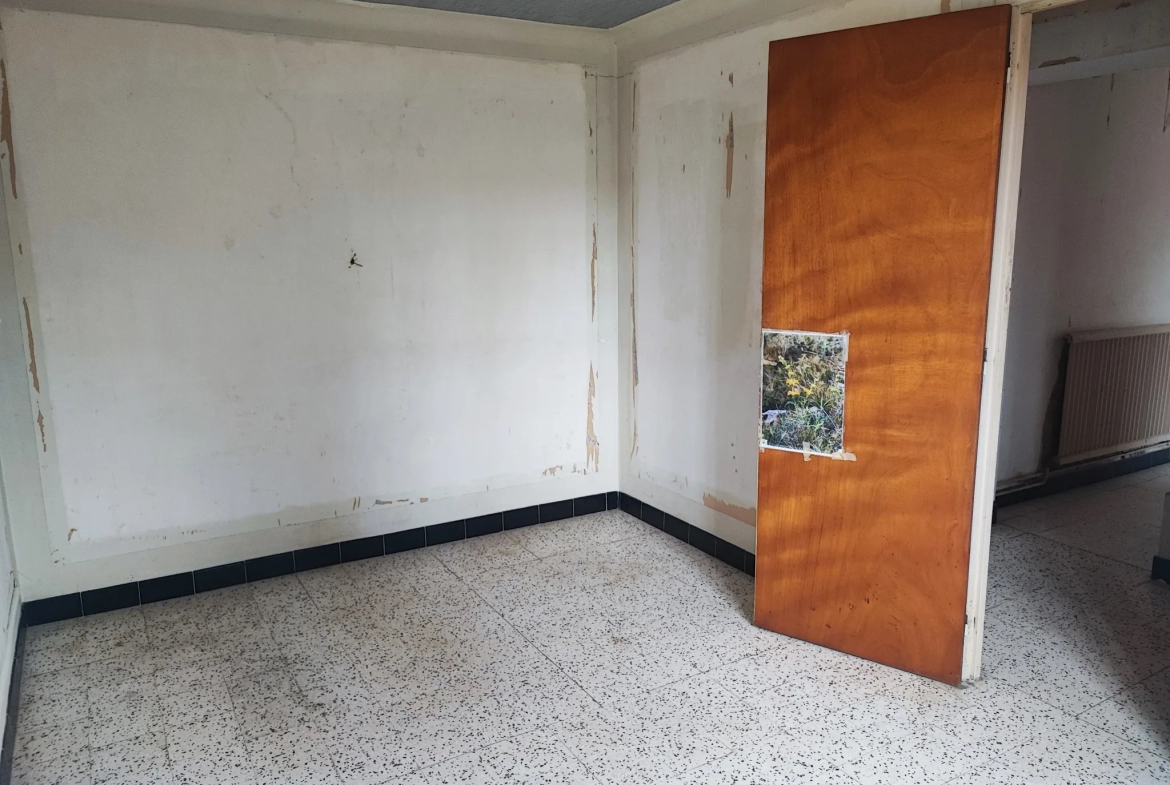 Maison de village à rénover avec garage et terrasse à La Redorte 