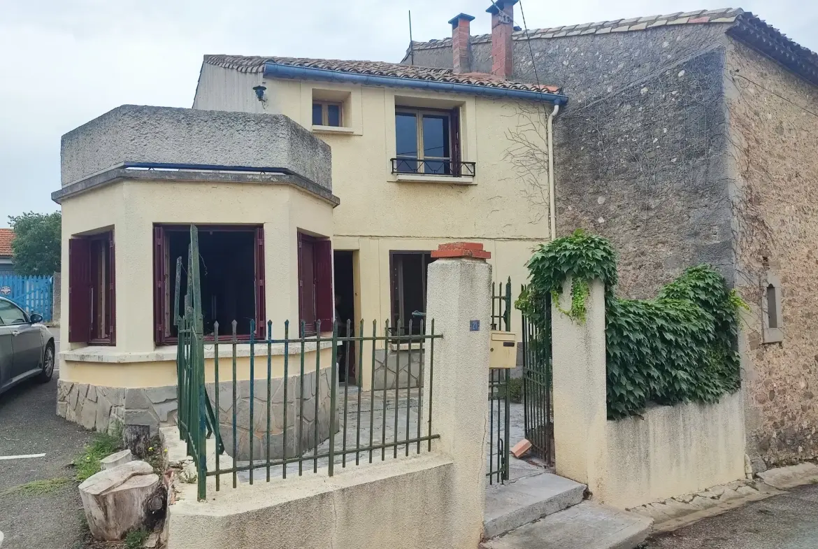 Maison de village à rénover avec garage et terrasse à La Redorte 