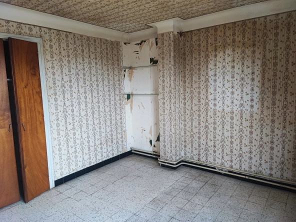 Maison de village à rénover avec garage et terrasse à La Redorte 