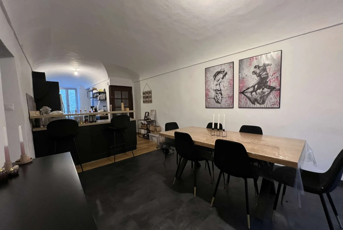 Maison de Village rénovée avec cour intérieure à Viviers 
