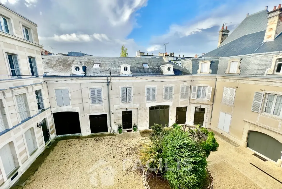 Appartement à rénover en plein cœur de Poitiers - 133 m2 - 4 chambres - 1 place de parking couvert 