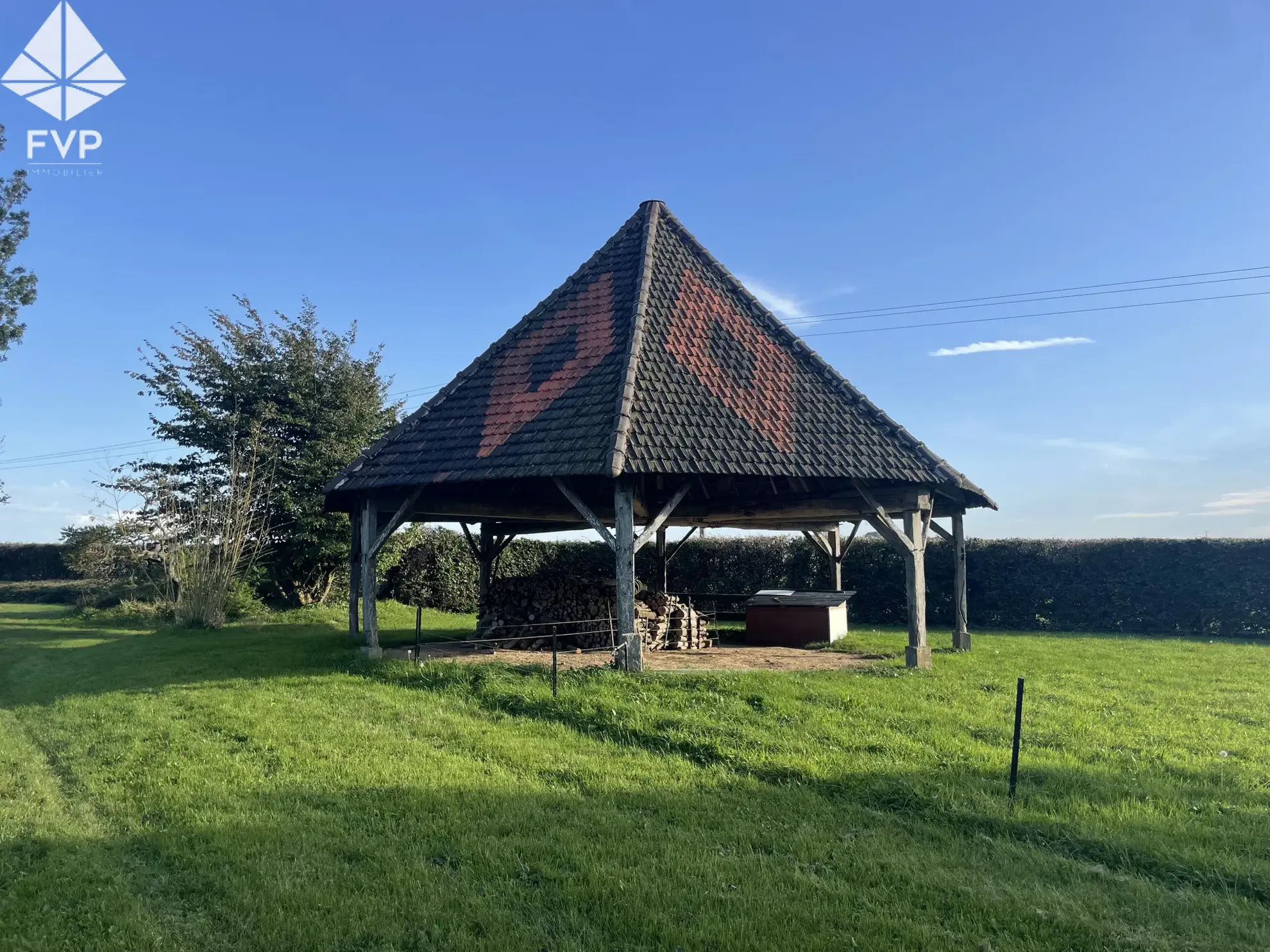 Bâtisse de 295m2 au sol sur 1ha7 