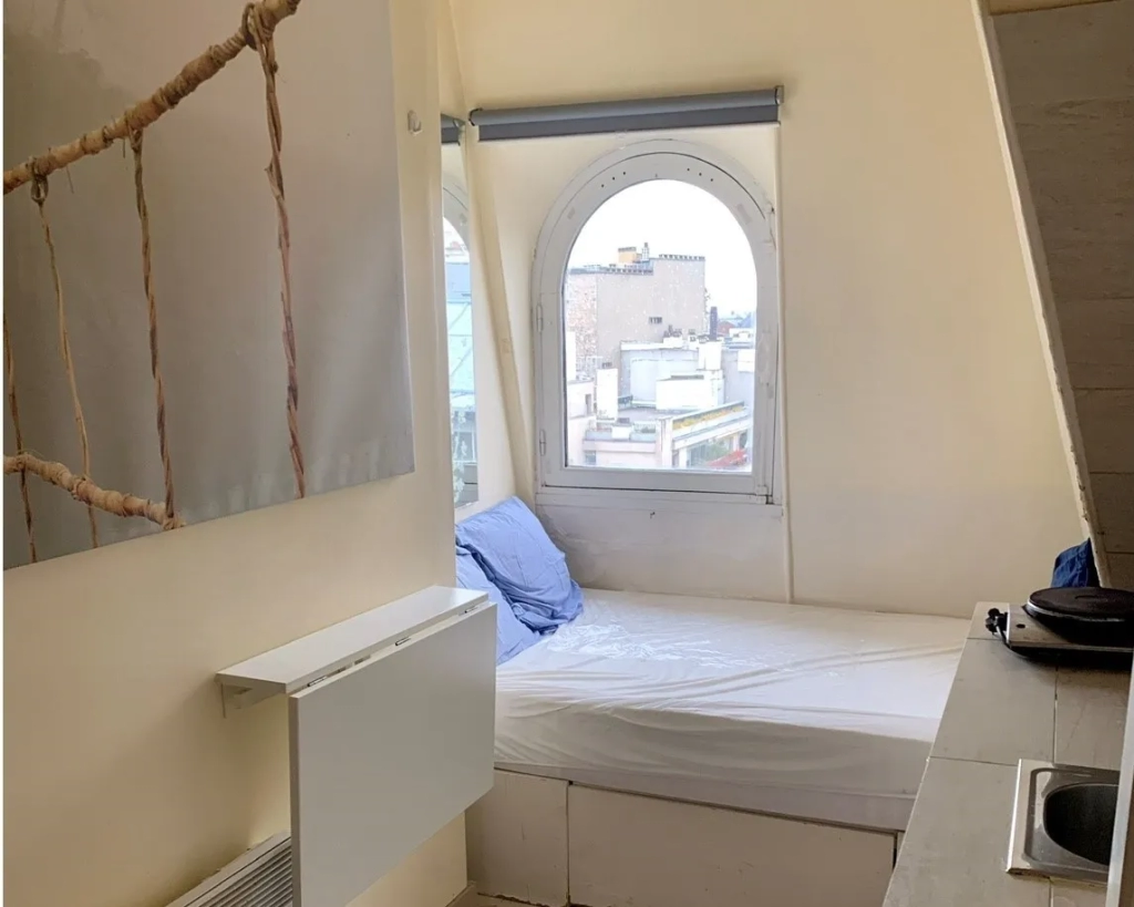 Studette au dernier étage avec vue dégagée sur le Panthéon à vendre à Paris 75005