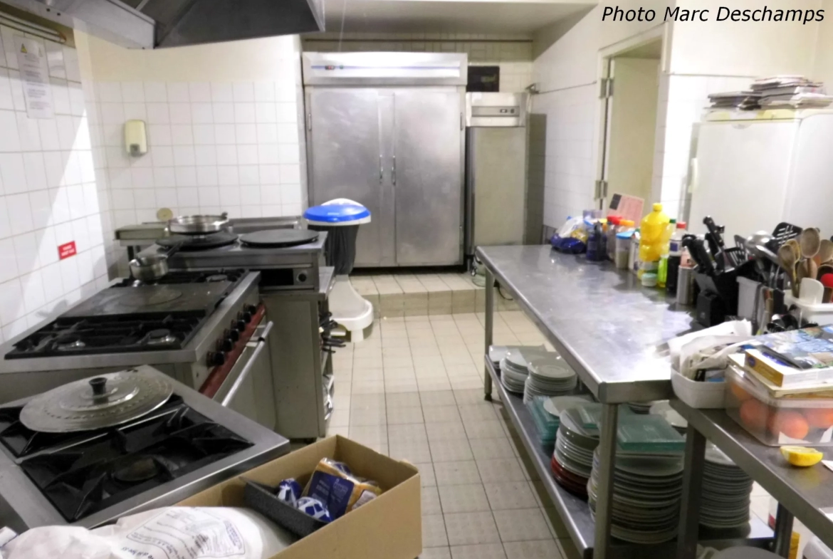 Immeuble de centre ville , hotel-bar-restaurant 13 chambres + appartement privé surface de 620m2 hab., courett 