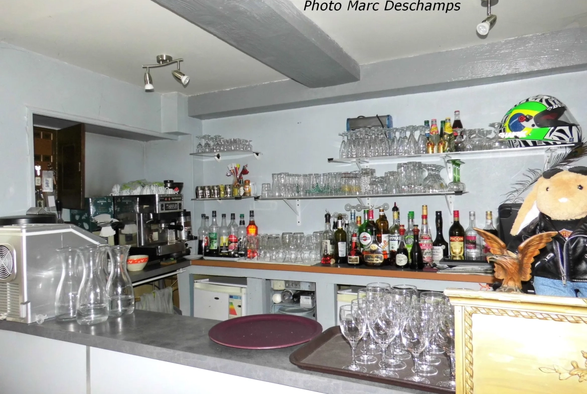 Immeuble de centre ville , hotel-bar-restaurant 13 chambres + appartement privé surface de 620m2 hab., courett 
