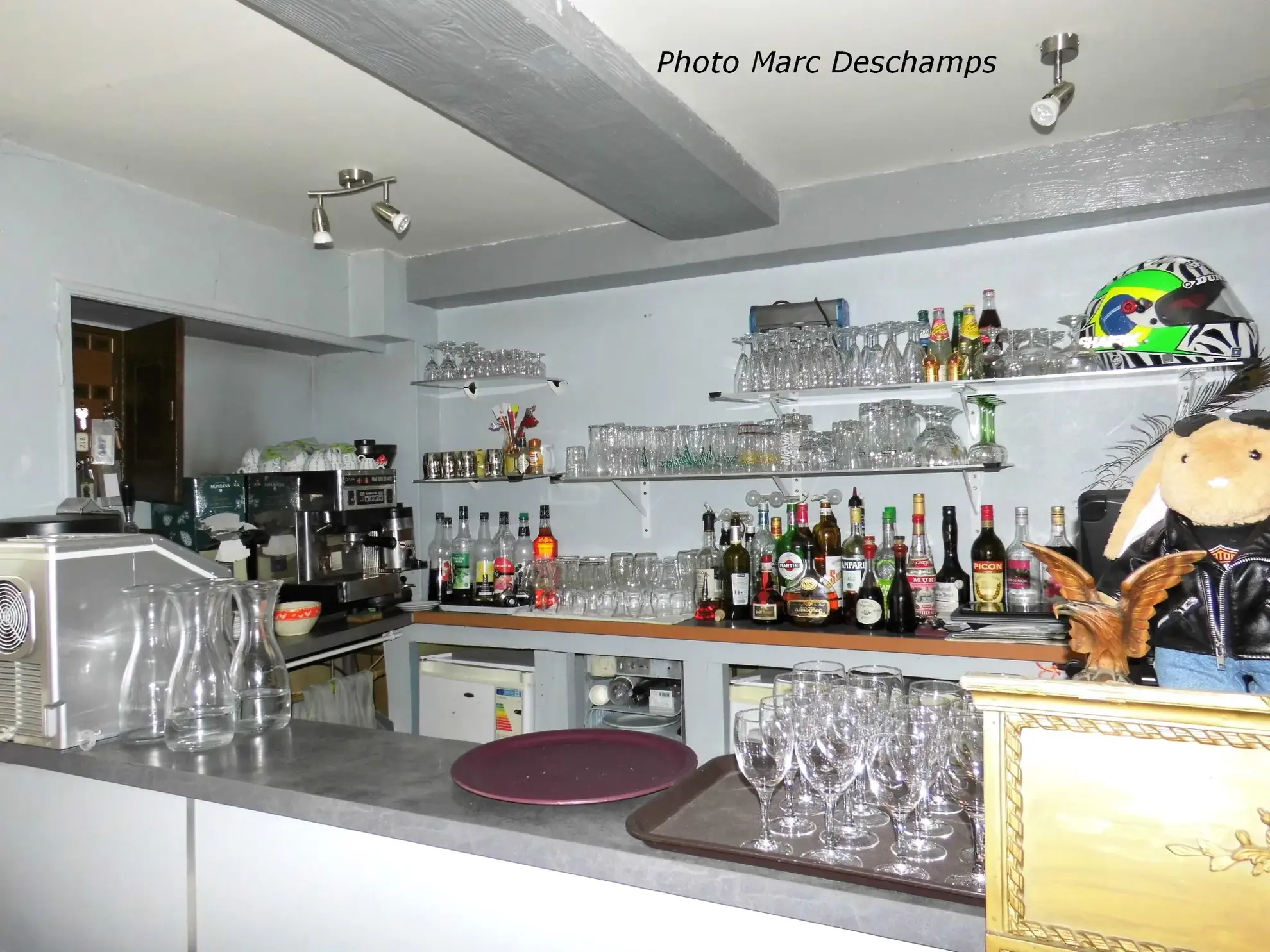Immeuble de centre ville , hotel-bar-restaurant 13 chambres + appartement privé surface de 620m2 hab., courett 