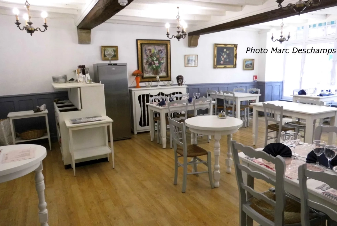 Immeuble de centre ville , hotel-bar-restaurant 13 chambres + appartement privé surface de 620m2 hab., courett 