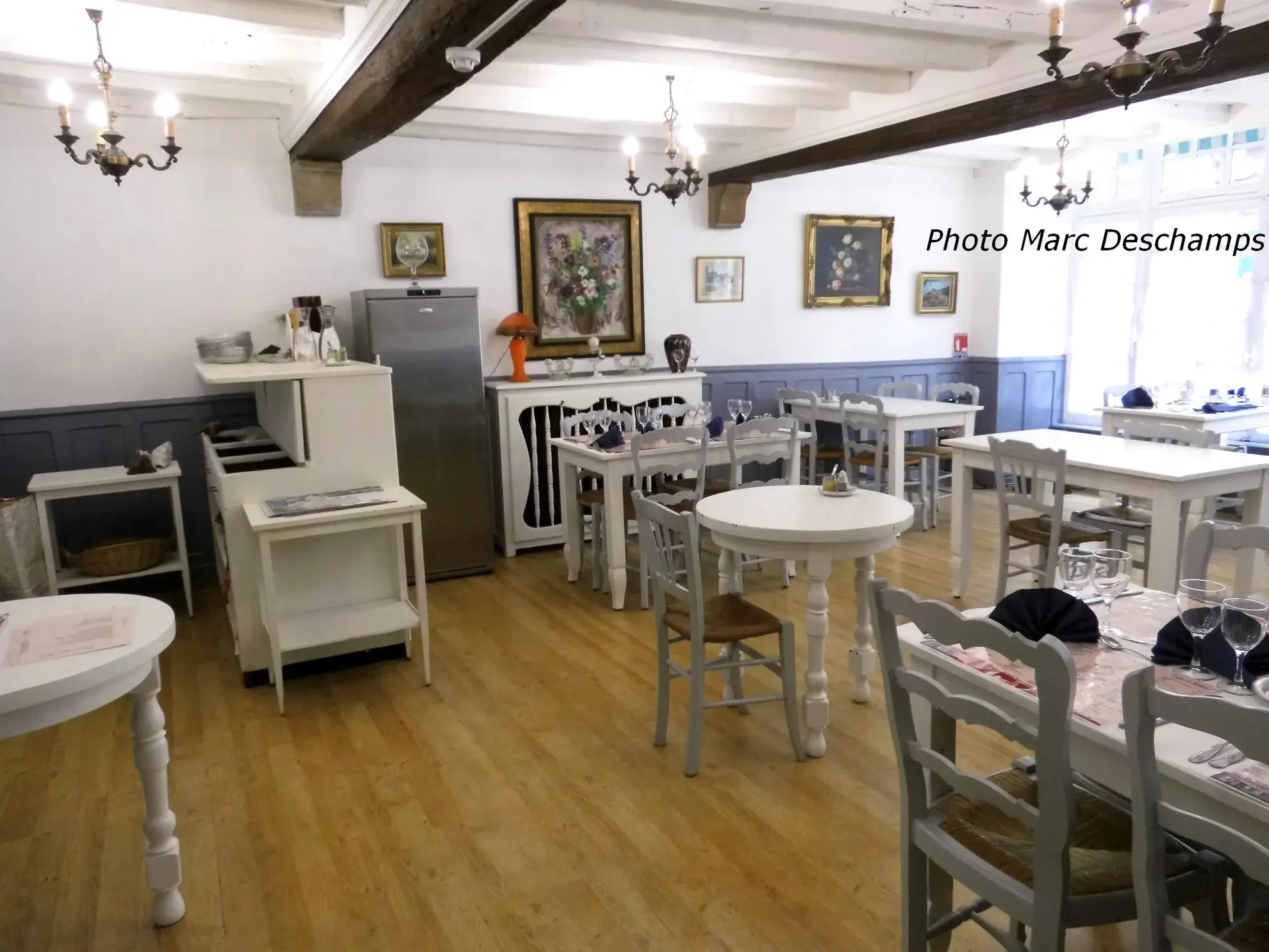 Immeuble de centre ville , hotel-bar-restaurant 13 chambres + appartement privé surface de 620m2 hab., courett 