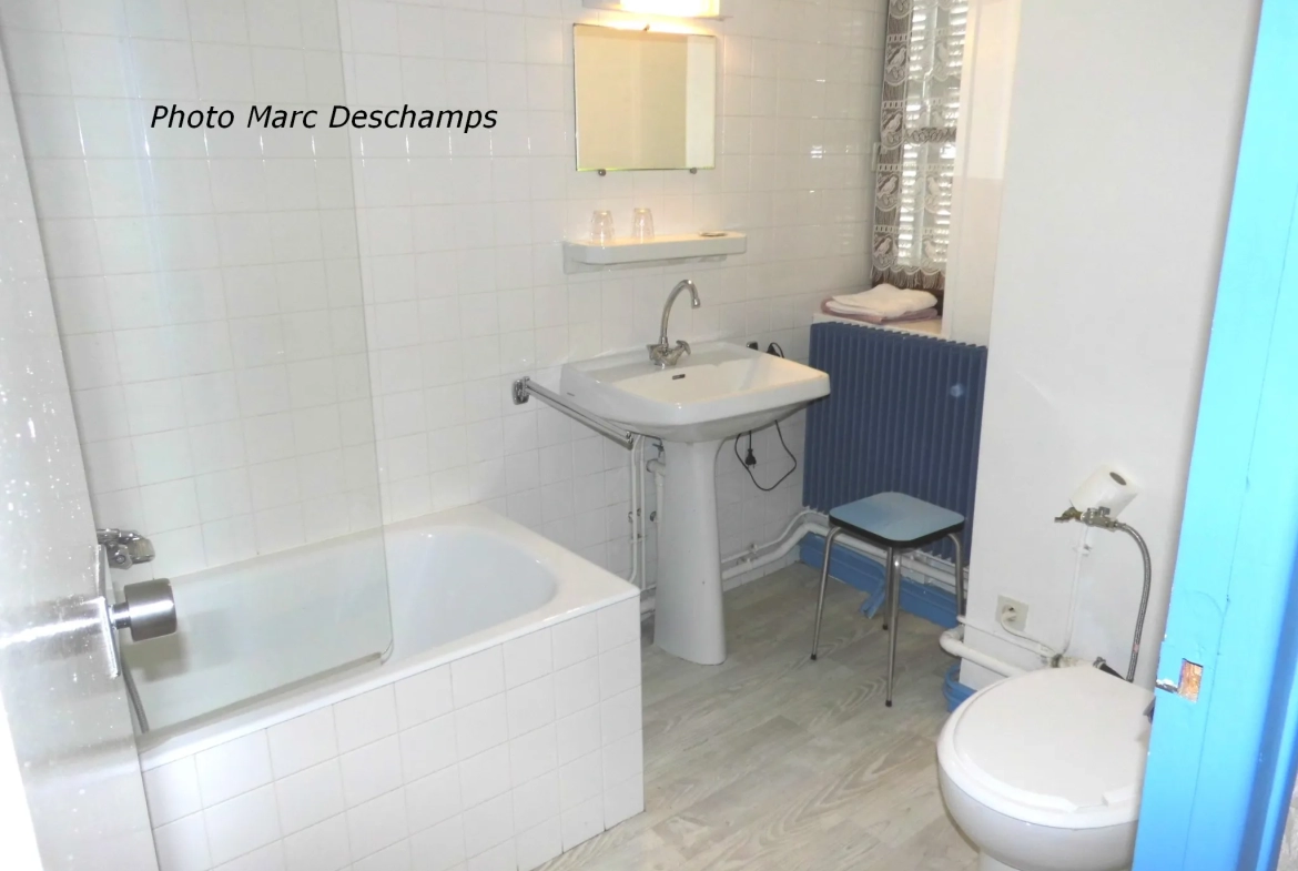 Immeuble de centre ville , hotel-bar-restaurant 13 chambres + appartement privé surface de 620m2 hab., courett 