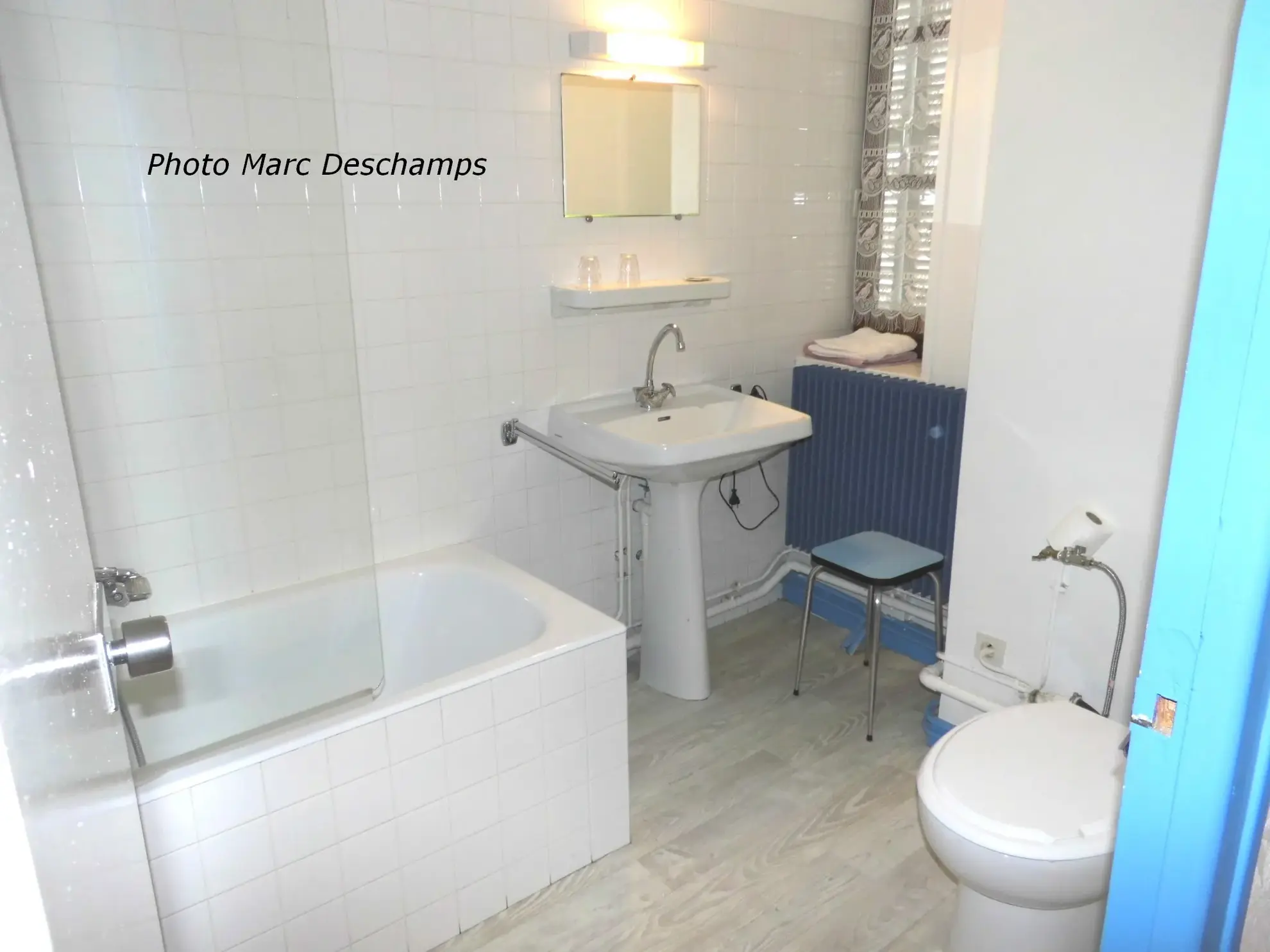 Immeuble de centre ville , hotel-bar-restaurant 13 chambres + appartement privé surface de 620m2 hab., courett 