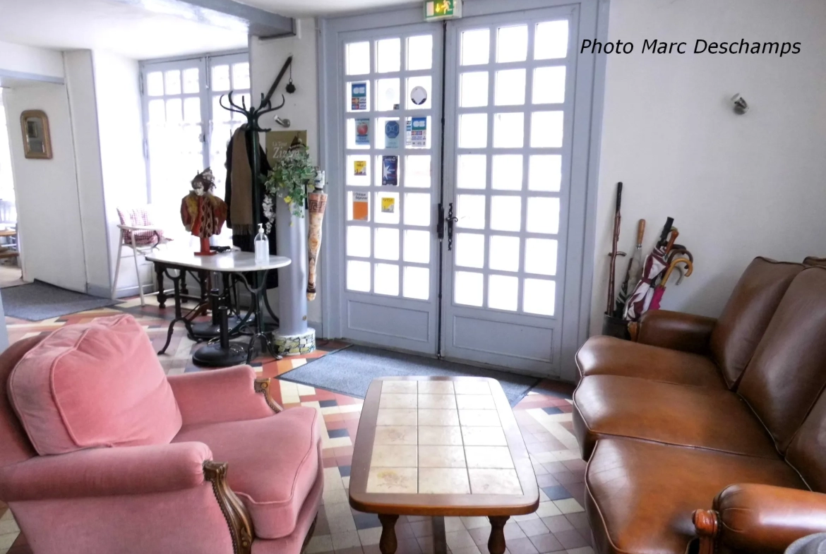 Immeuble de centre ville , hotel-bar-restaurant 13 chambres + appartement privé surface de 620m2 hab., courett 