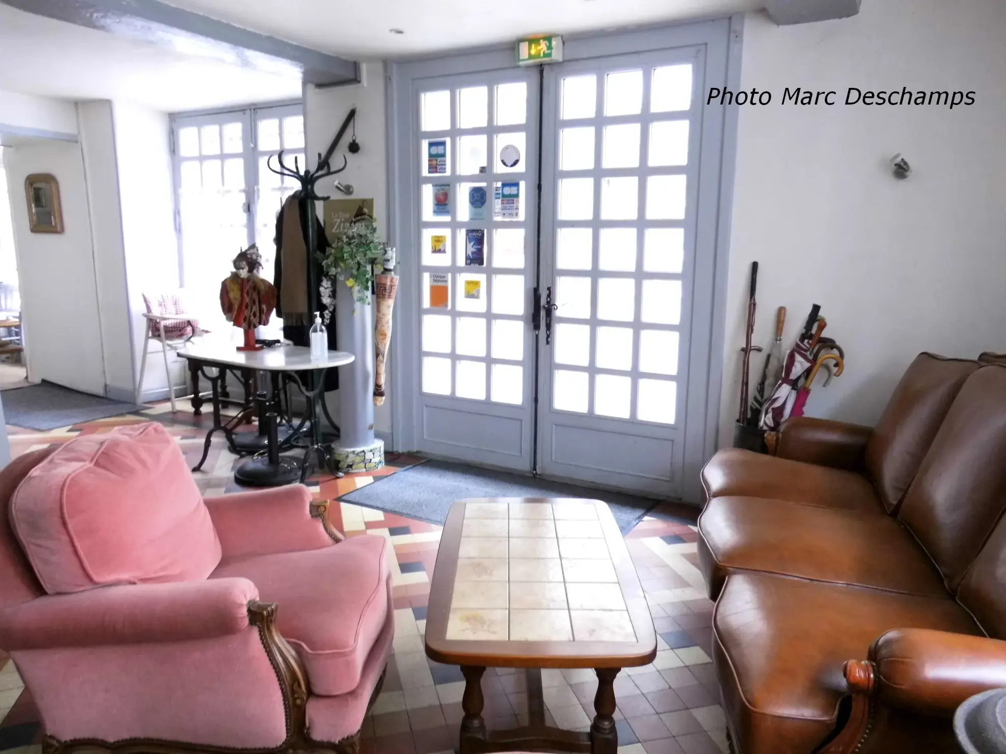 Immeuble de centre ville , hotel-bar-restaurant 13 chambres + appartement privé surface de 620m2 hab., courett 