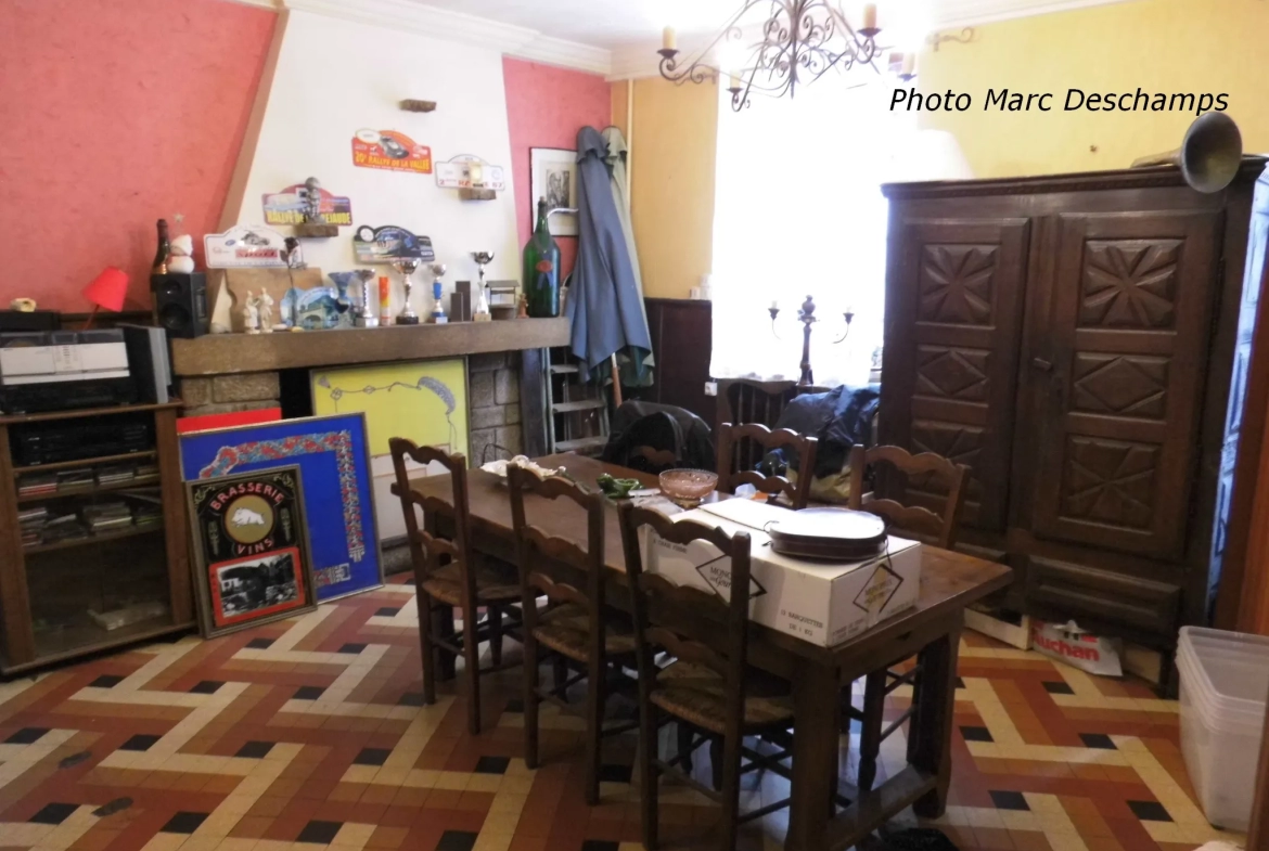 Immeuble de centre ville , hotel-bar-restaurant 13 chambres + appartement privé surface de 620m2 hab., courett 