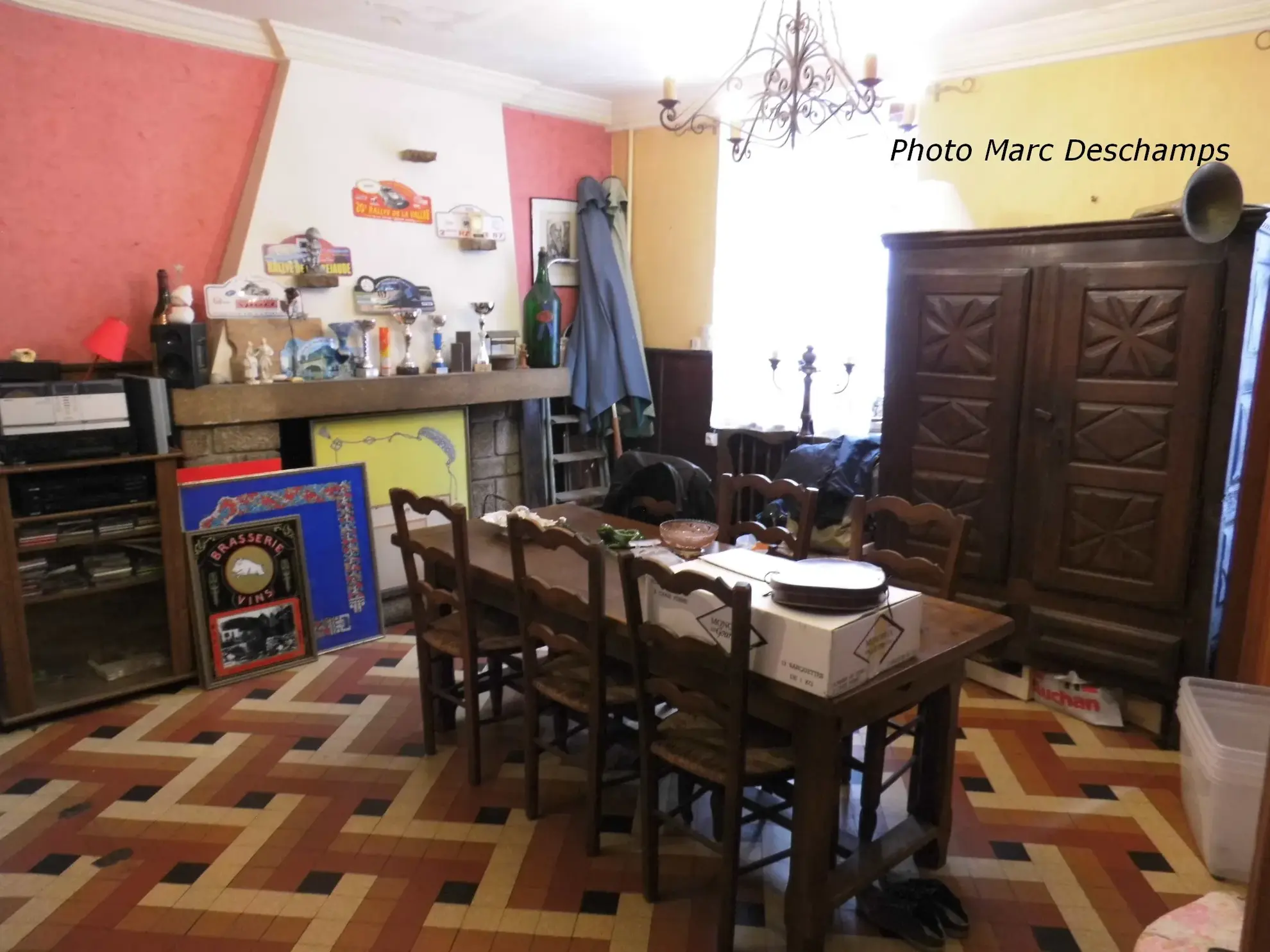 Immeuble de centre ville , hotel-bar-restaurant 13 chambres + appartement privé surface de 620m2 hab., courett 