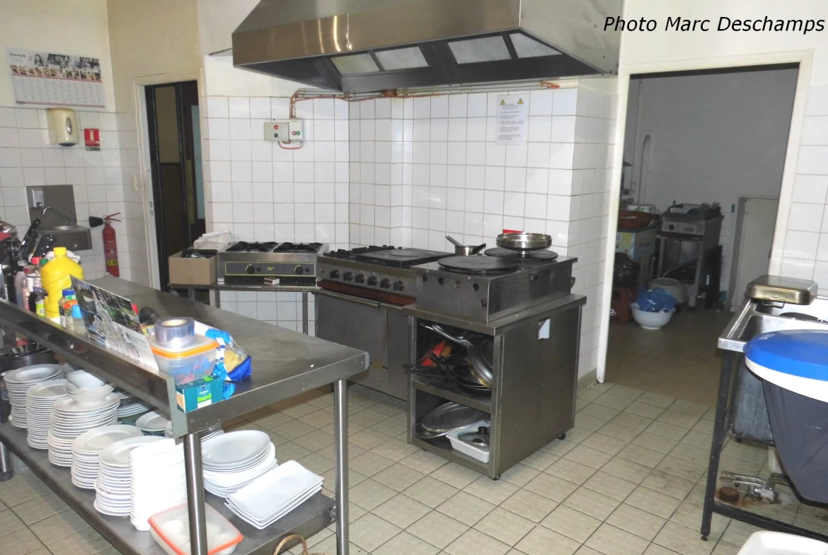 Immeuble de centre ville , hotel-bar-restaurant 13 chambres + appartement privé surface de 620m2 hab., courett 