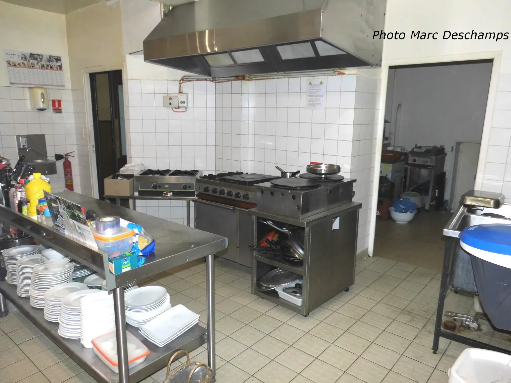 Immeuble de centre ville , hotel-bar-restaurant 13 chambres + appartement privé surface de 620m2 hab., courett 