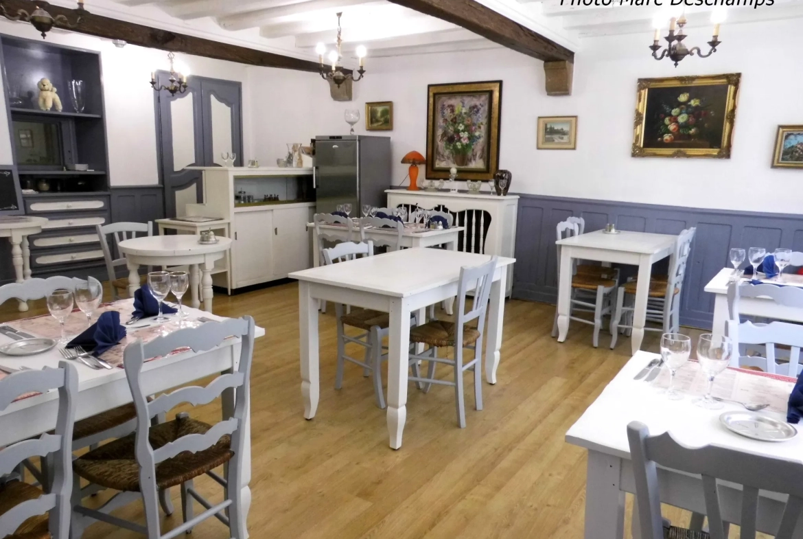 Immeuble de centre ville , hotel-bar-restaurant 13 chambres + appartement privé surface de 620m2 hab., courett 