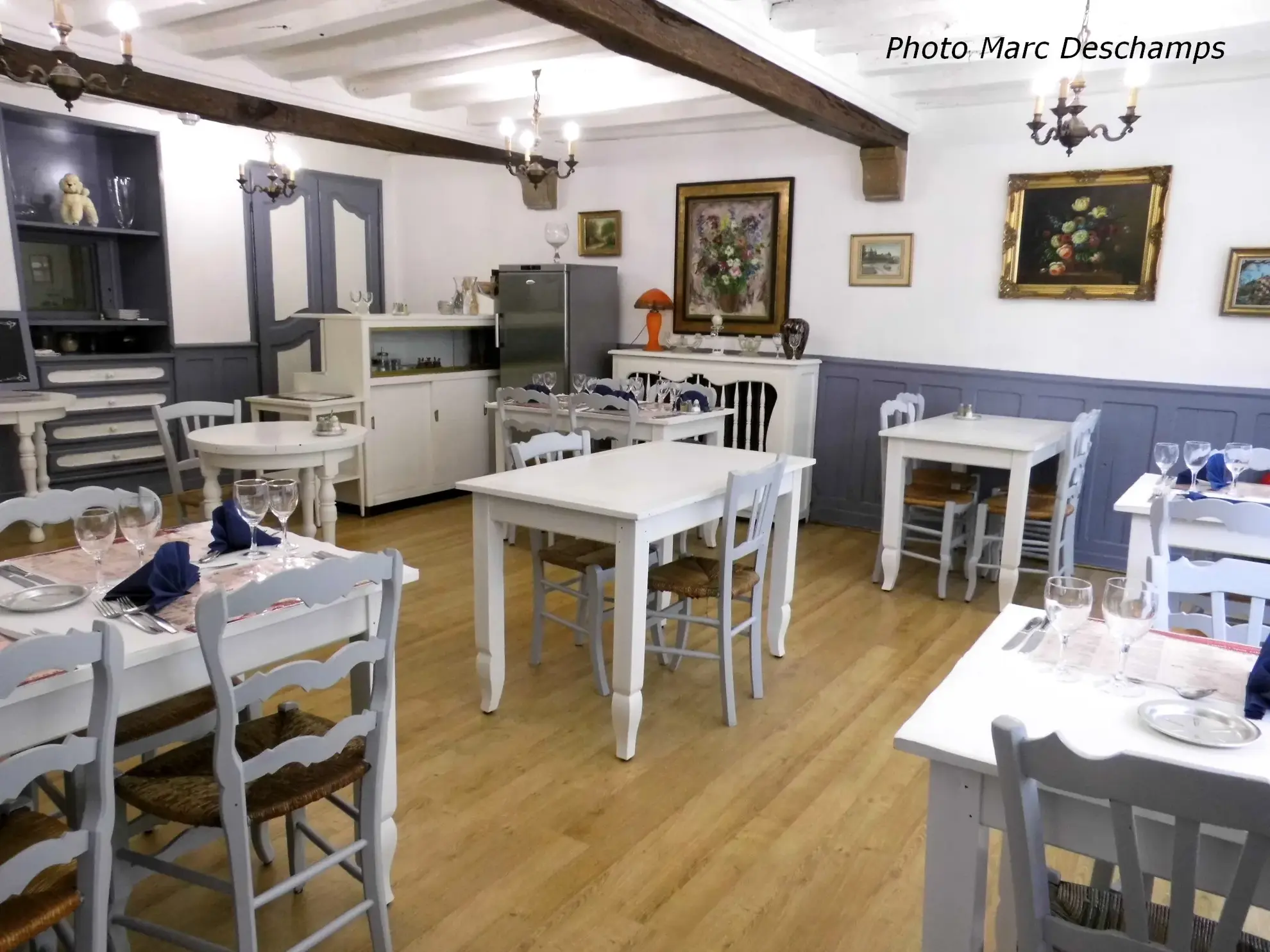 Immeuble de centre ville , hotel-bar-restaurant 13 chambres + appartement privé surface de 620m2 hab., courett 