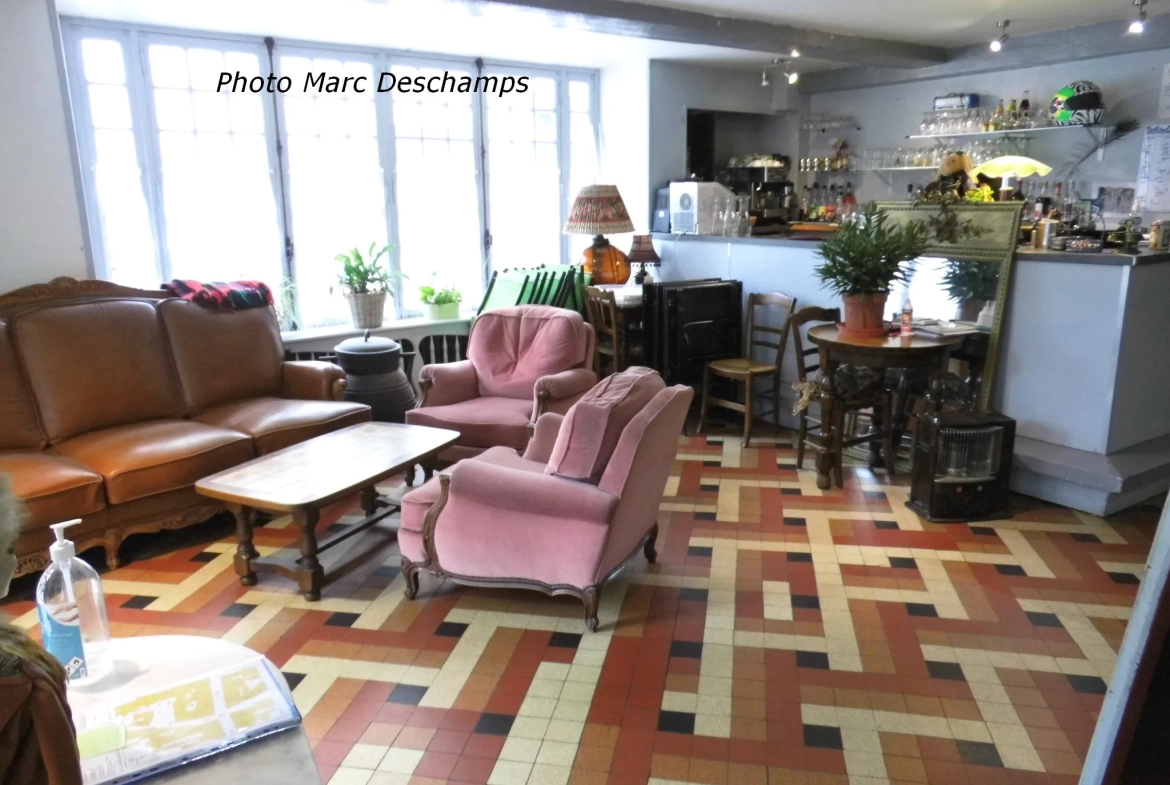 Immeuble de centre ville , hotel-bar-restaurant 13 chambres + appartement privé surface de 620m2 hab., courett 