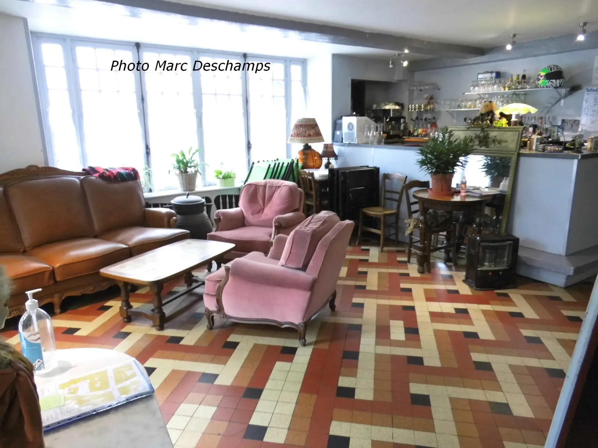 Immeuble de centre ville , hotel-bar-restaurant 13 chambres + appartement privé surface de 620m2 hab., courett 