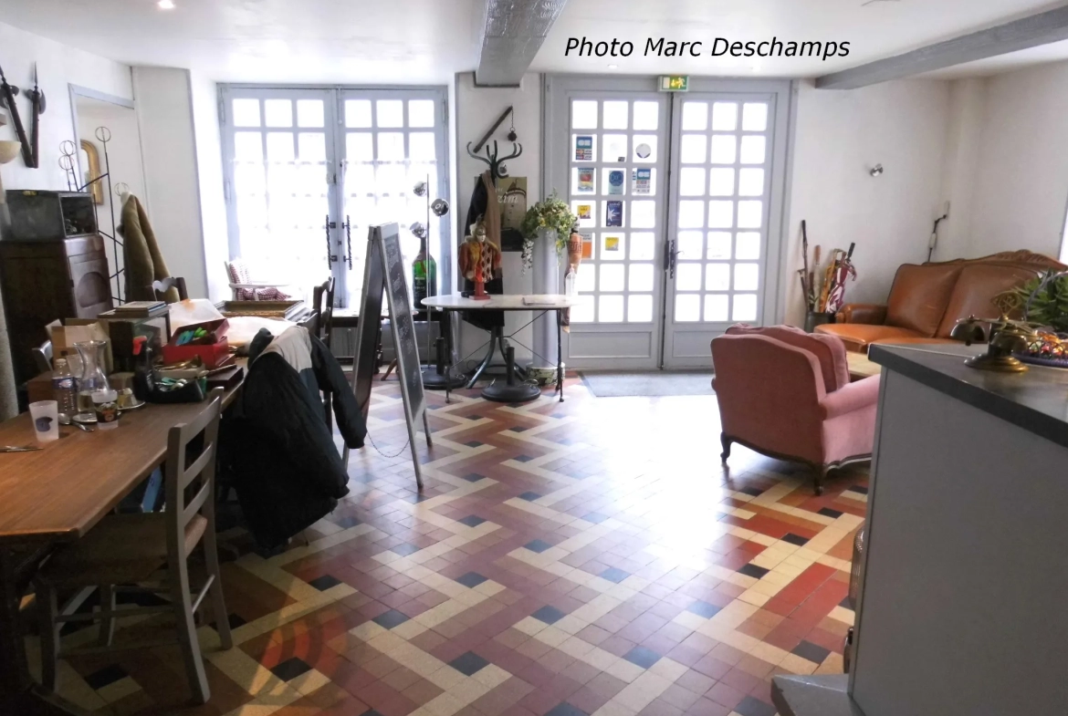 Immeuble de centre ville , hotel-bar-restaurant 13 chambres + appartement privé surface de 620m2 hab., courett 