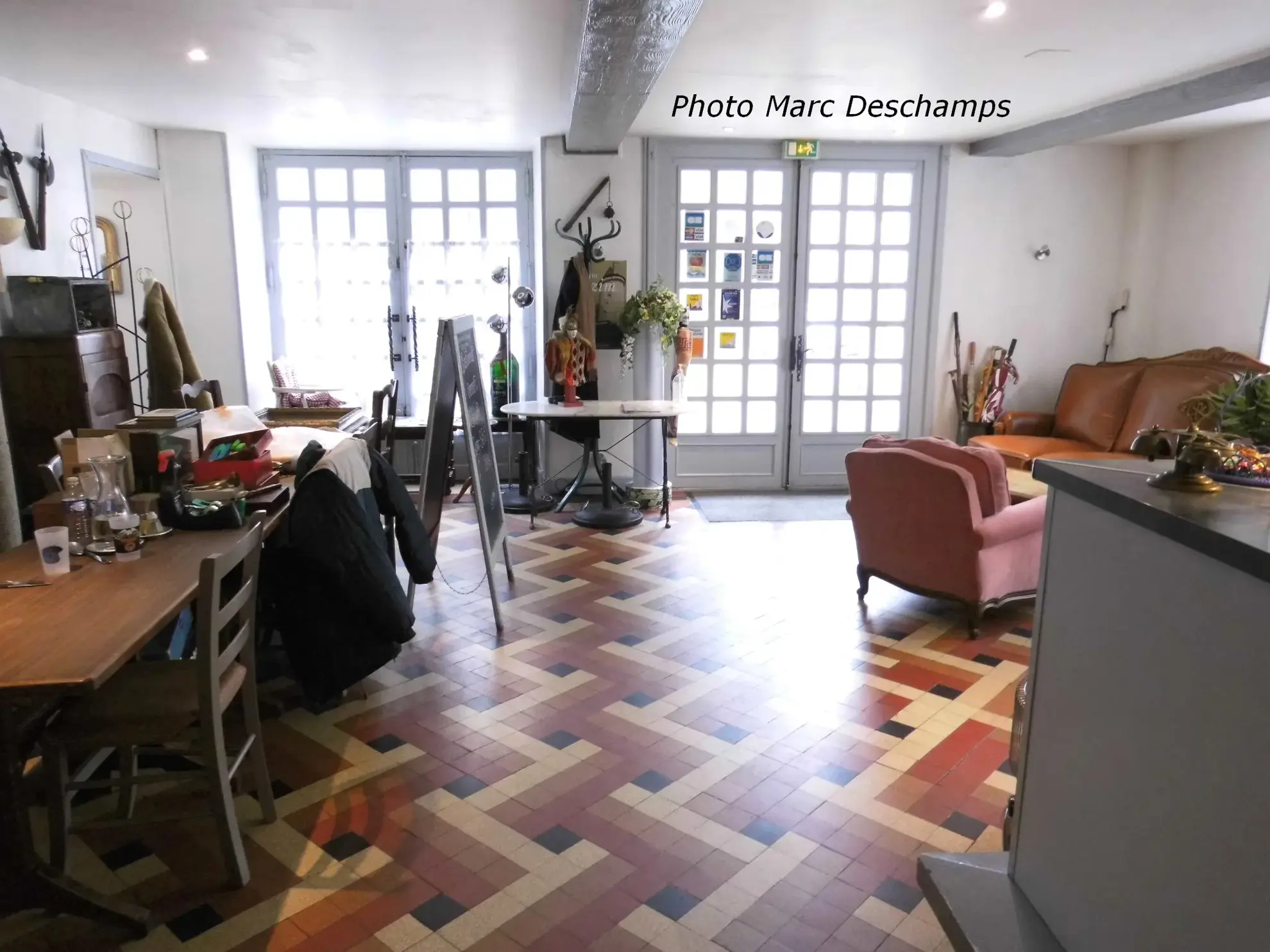 Immeuble de centre ville , hotel-bar-restaurant 13 chambres + appartement privé surface de 620m2 hab., courett 