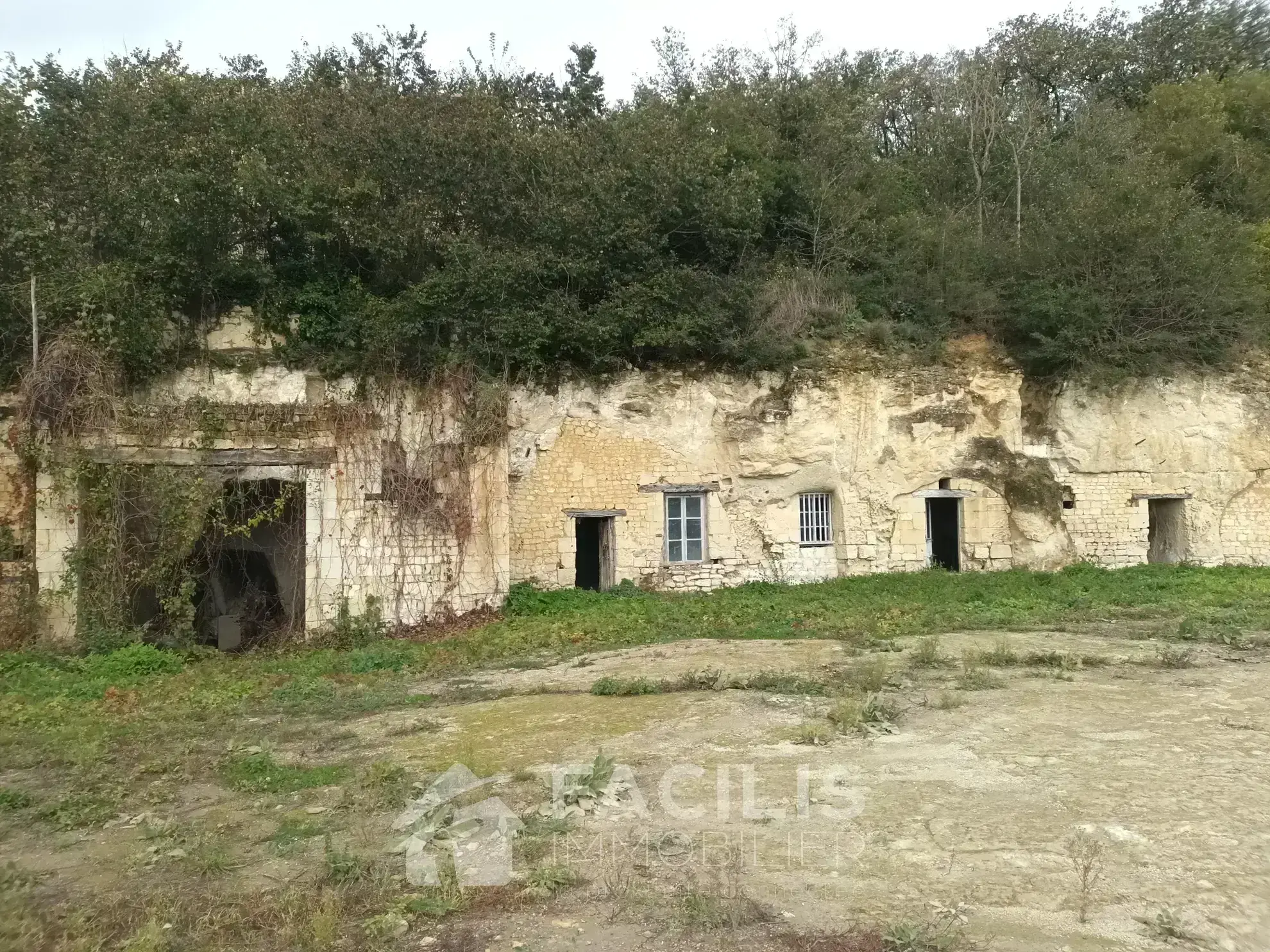 Terrain constructible avec vue panoramique plein sud à Chinon 