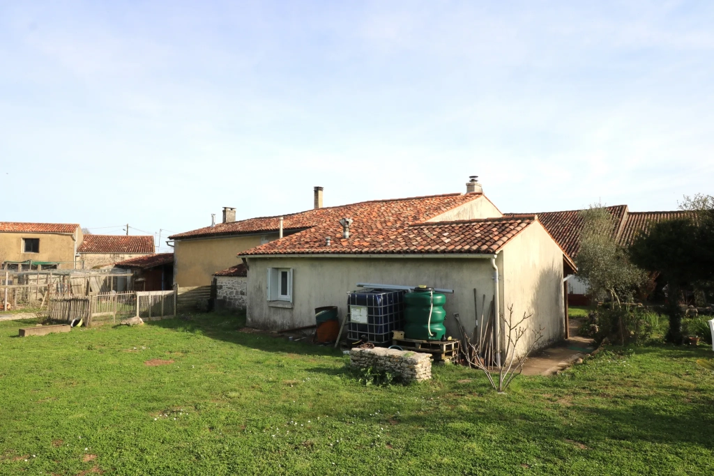 Ensemble immobilier 2 maisons + dépendances avec jardin piscinable à Bignay